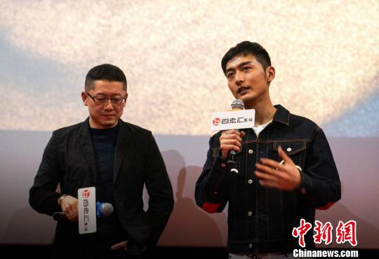 图为：电影《暴裂无声》导演忻钰坤（左）和主演宋洋。　片方供图
