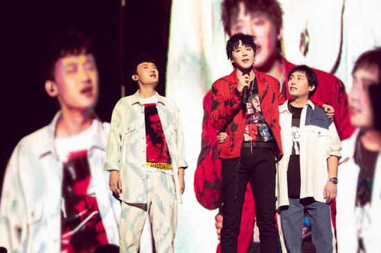 摩登兄弟乐队成员，从左至右依次为阿卓、刘宇宁、大飞 艺人方供图