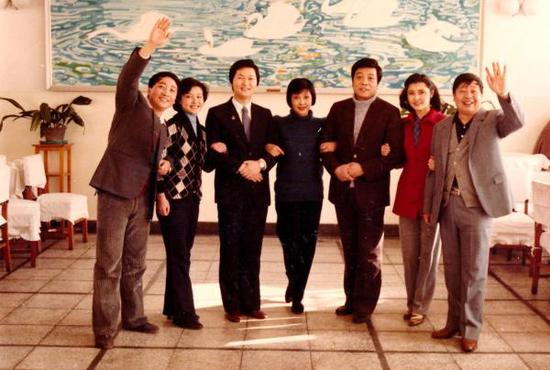 　　1984年春节晚会七位主持人，这大概是春节晚会最负盛名的一次主持人合影。姜昆说，“港台的主持人首次进入中央台，陈思思、黄阿元在中间，中央台自己的主持人赵忠祥、卢静自然是站在他们旁边，电影演员姜黎黎难得参加，我和马季老师两个相声演员是自家人，别客气，站最边儿上。”
