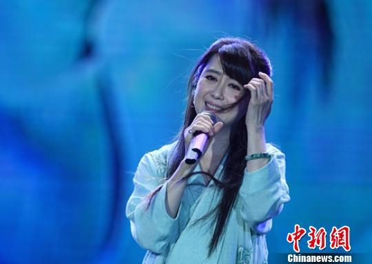 歌手孟庭苇演唱《羞答答的玫瑰静悄悄地开》。　刘忠俊 摄