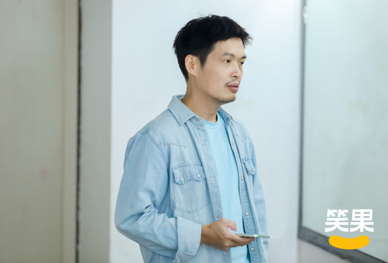 梁海源在后台背词