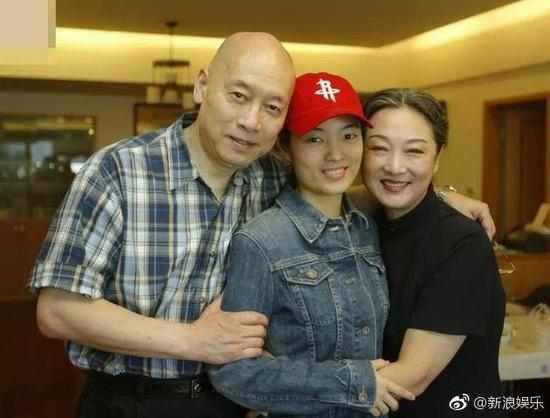 岳华、恬妮和女儿
