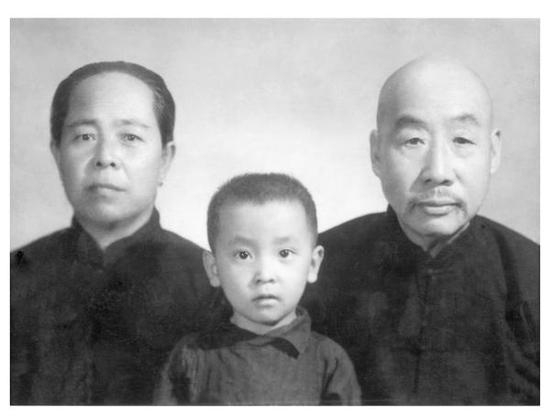 姜昆3岁时和爷爷奶奶合影