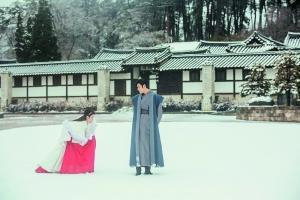《步步惊心》里八爷和若曦在雪地牵手漫步的经典场面，韩版改编成女主角踩着八王子的脚印前行。
