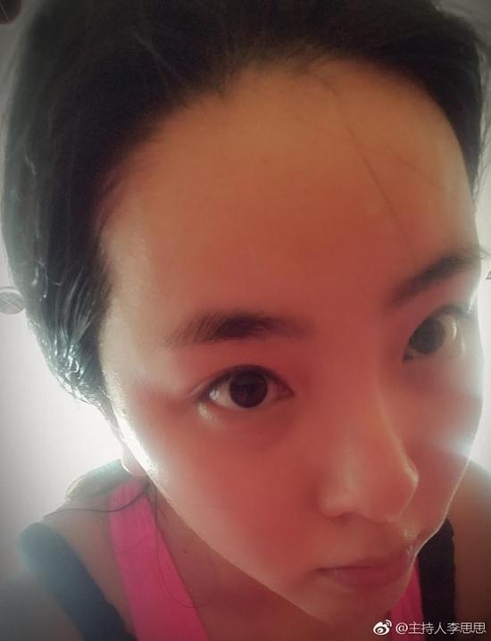 央视主持人李思思素颜健身照