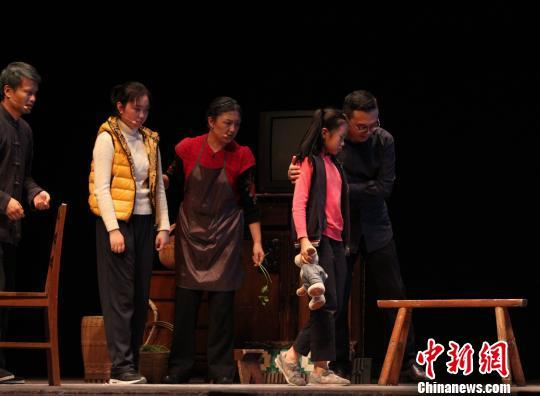 &nbsp;&nbsp;&nbsp;&nbsp;原创互动体验心理剧《小艺的故事》11日晚在北京梅兰芳大剧院上演，图为当晚嘉宾郎永淳（右）在台上参与表演。　惠迪吉　摄