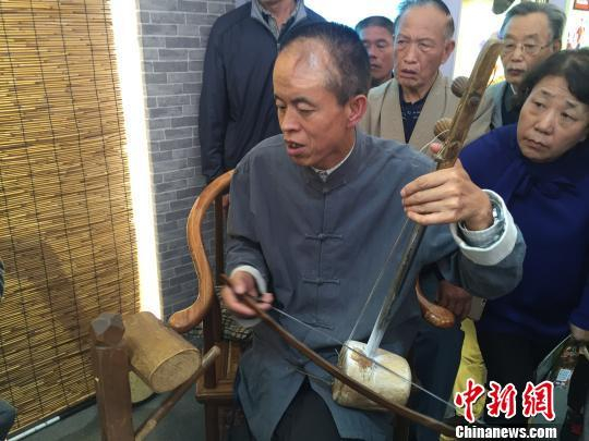 　　演唱鼓书的表演者大多是盲人，而且均已年长，然而在表演中，他们却随音乐动作起伏，表演颇有激情，曲到高亢处声带嘶吼。图为盲人老艺人正在表演。　杨静 摄