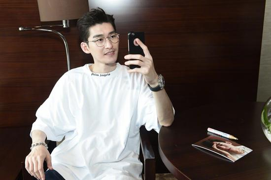 张翰拿着手机亲自与网友交流