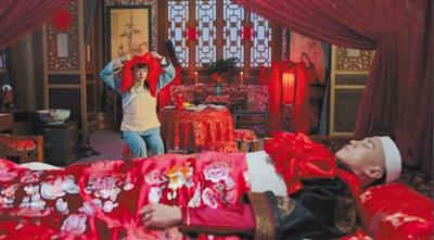 丁汀称背景音乐才最容易剧透，比如周莹大婚时没有敲锣打鼓，而是以管弦乐为主的忧伤旋律，贯穿婚礼始终。