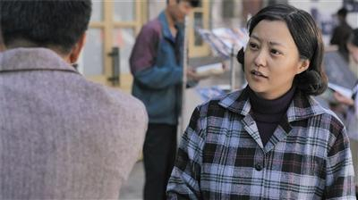 　　中国内地的电视剧，现实主义题材贫瘠，以中年人为主角的现实题材剧就更匮乏，而《情满四合院》里郝蕾（图）和何冰等实力派演员让此类题材获得收视率和口碑双丰收，有超越电视剧本身的意义。