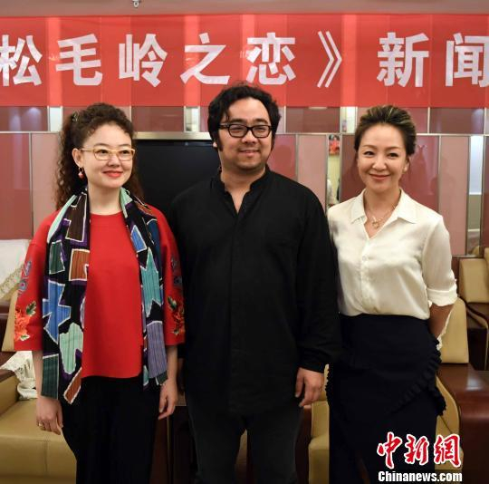 　　男中音歌唱家、福建省歌舞剧院院长孙砾（图中），导演靳苗苗（右），优秀青年歌唱家王庆爽（左）出席原创歌剧《松毛岭之恋》新闻发布会。　记者刘可耕 摄