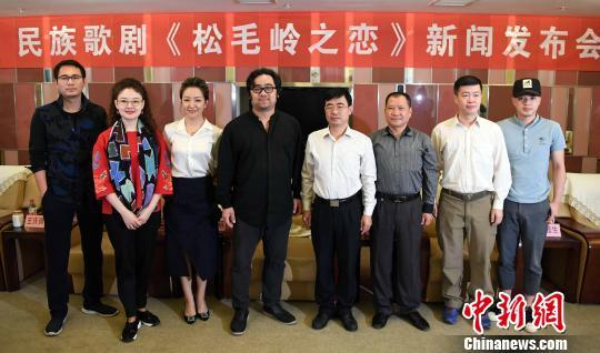 　　男中音歌唱家、福建省歌舞剧院院长孙砾，导演靳苗苗，优秀青年歌唱家王庆爽等主创人员出席原创歌剧《松毛岭之恋》新闻发布会。　记者刘可耕　摄
