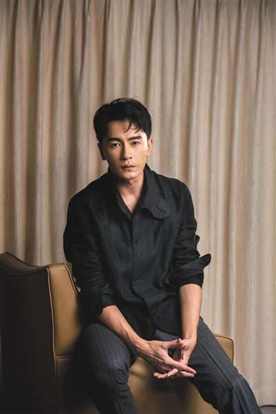 　　几年前，郑元畅被外界称作“偶像剧承包专业户”，对这些标签他却丝毫不惧怕，“演技和标签是两种可以讨论的事情。我并没有抗拒别人对我的外表或是角色贴上标签，不是因为我不在乎，而是因为自己不这么认为，就根本看不到标签的存在。”在他看来有标签对于一个明星来说是好事，起码是个记忆点，别人就算叫不出你的名字也可以说出你的角色，但作为一个演员重要的是不断净化内在、充实自我。