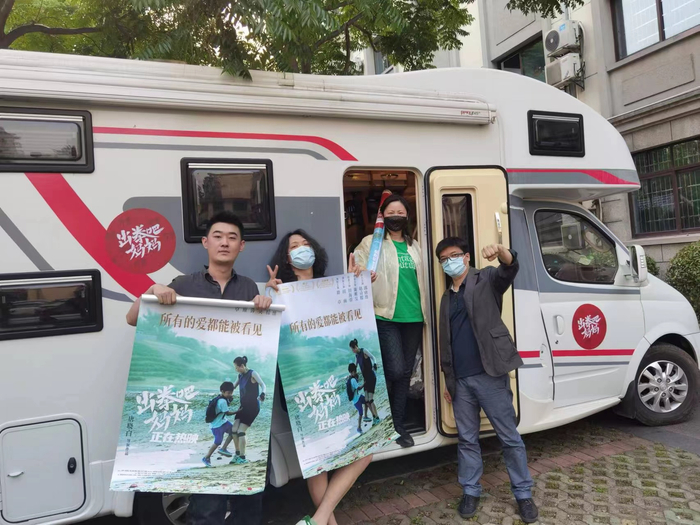《出拳吧，妈妈》房车路演团队。&nbsp; 片方供图