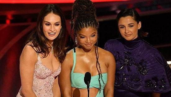 《小美人鱼》女主角Halle Bailey（中）在第94届奥斯卡颁奖礼现场。来源：视觉中国
