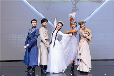佟丽娅（中）与舞蹈剧场舞蹈演员代表合影