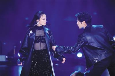 张韶涵和李汶翰合作演唱