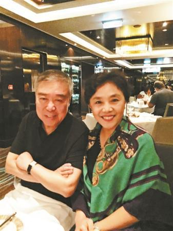 ▲师胜杰与妻子宋艳的合影