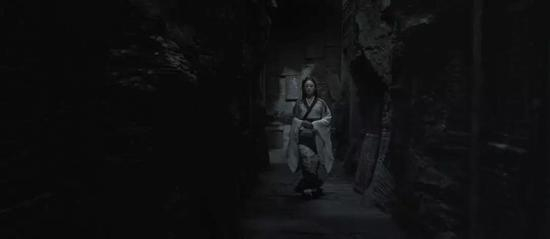 比如这两个镜头，一个是在密道尽头的子虞，一个是从密道离开的小艾。