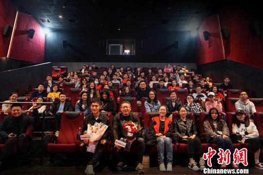 图为：电影《暴裂无声》主创与粉丝合影。　片方供图