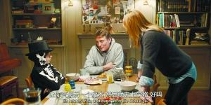 奥利弗·马苏奇饰演乌利希（中）是镇上警察，他的儿子米凯尔（左）在剧集开始不久就莫名失踪了。