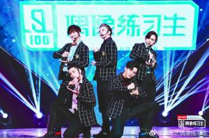 蔡徐坤（右）和朱正廷（左）在演唱《PPAP》时刷出存在感。