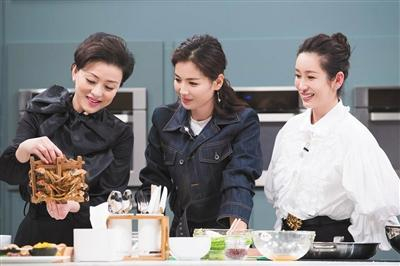 杨澜说，通过做饭发现刘涛和秦海璐很会生活。