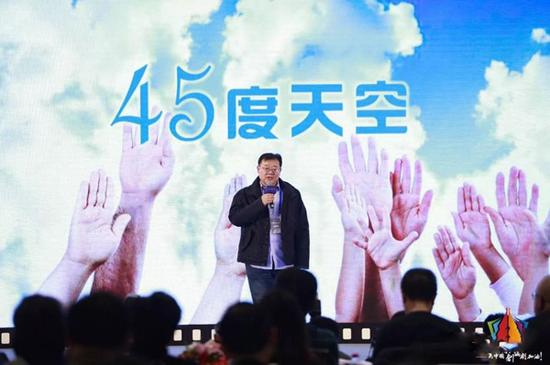 郝岩在终评会上阐述剧本创意及主题