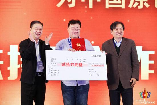 　　新疆克拉玛依市委常委、宣传部部长杜勇（左一）和中国电影家协会副主席、中国电影文学学会会长王兴东（右一）为郝岩颁奖