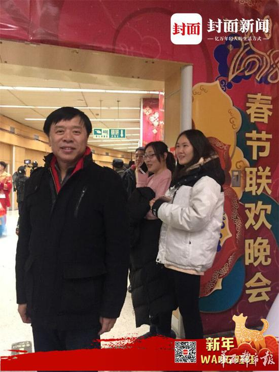 封面新闻记者春晚现场采访