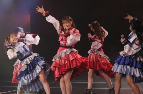 松本慈子（中）与队友