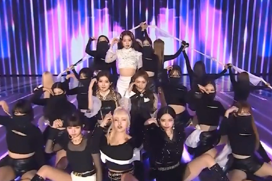 张元英身穿白衣一枝独秀