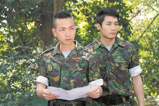 梁竞徽（左）在《飞虎》中饰演庄卓源