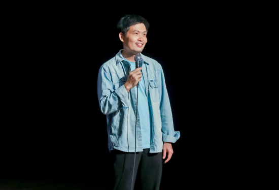 　　梁海源，脱口秀演员，笑果文化首席编剧。早年在《今晚80后脱口秀》中担任编剧一职，为观众所熟悉并喜爱；2017年，首次以嘉宾身份登上《吐槽大会2》，担任《吐槽大会3》总编剧；2019年，参加《脱口秀大会2》，拿下第七期“爆梗王”（当期第一） ，同年开始个人专场《悲喜交加》巡演 ；2020年，作为演出嘉宾参加全国首档脱口秀专场演出节目《笑场》 ，7月参加《脱口秀大会3》；2021年，参加《脱口秀大会4》。目前，梁海源个人脱口秀专场《坐在角落的人》正在全国巡演。