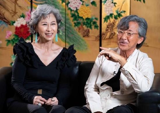 8月4日,林子祥(右)和叶蒨文接受新华社记者采访。新华社记者 吕小炜 摄