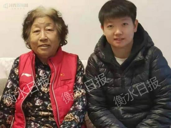 孙颖莎与奶奶合照