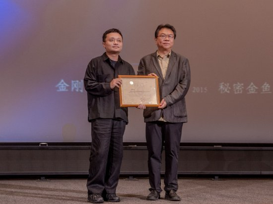 陆亮（右）向毕赣颁发捐赠证书