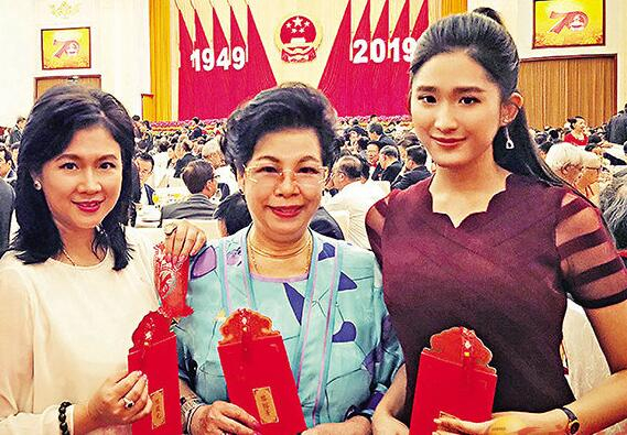 　　陈复生和母亲黎镕菁及女儿麦景榕获邀出席今年在北京人民大会堂举行的70周年国宴，大赞邀请函设计精致。