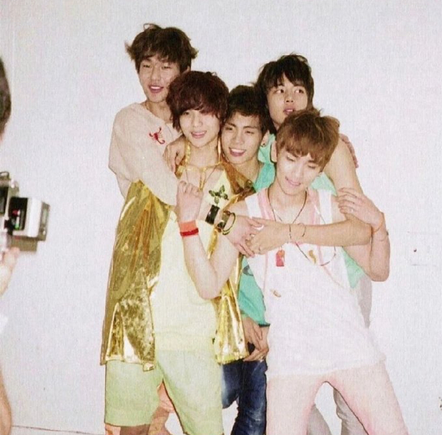 SHINee出道十四周年 成员李泰民发旧合照庆祝_新浪图片