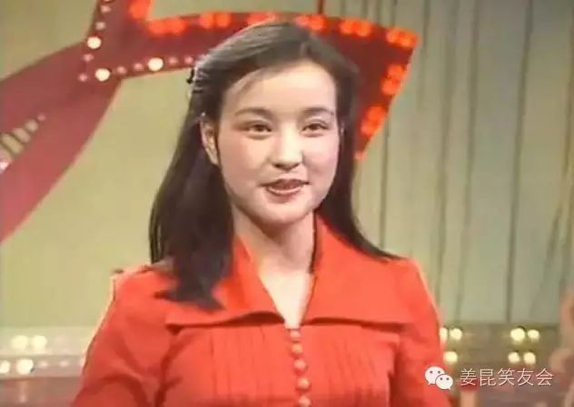 主持人刘晓庆当年虽是炙手可热的影星，可亮相春晚，还是难掩几分羞涩。（选自《姜昆笑友会》图）