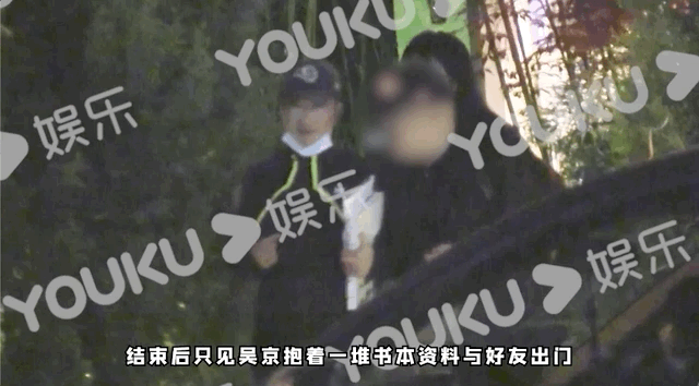 过于可爱!吴京看到跟拍狗仔 上前大方交流还用屁股帮关车门