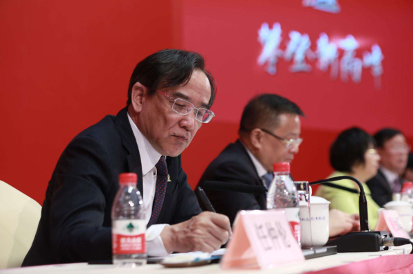 　　现任上影集团董事长、党委书记的任仲伦向大家回顾起曾经对于中国电影事业意义非凡的那一天。本文现场摄影 许桁