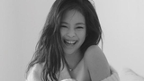 JENNIE露香肩美腿清纯诱惑