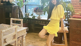 李小璐穿淡黄短裙大秀美腿