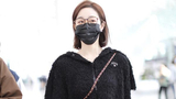 李子璇顶利落短发淡定前行