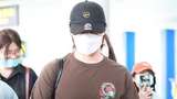 尹正穿咖色T恤休闲现身机场
