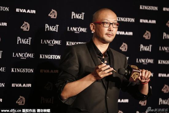 冯小刚获封影帝，导演管虎代领，现场与冯小刚连线。