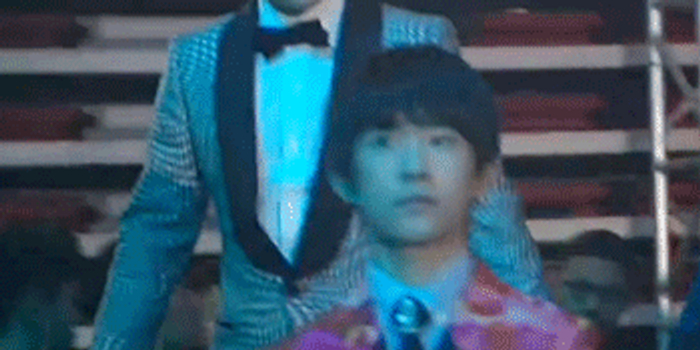 易烊千玺遇bigbang亲切拍肩化身暗爽迷弟 手机新浪网