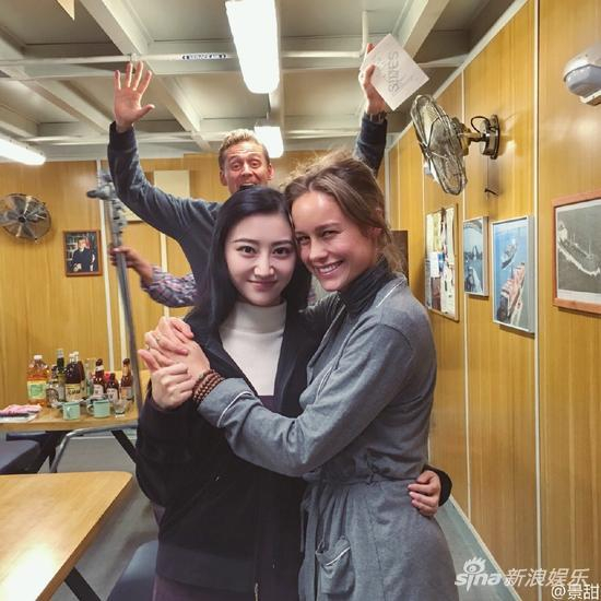 景甜微博晒出与布丽-拉尔森合影，背后的抖森同学搞怪抢镜。