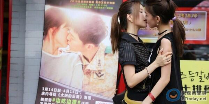 BY2模仿双宋上演女女吻NG多次_手机新浪网